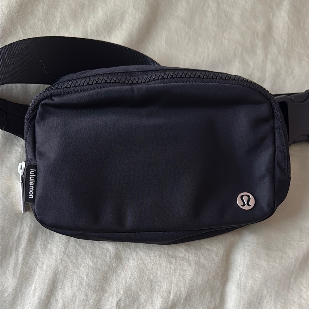 lululemon athletica black belt bag